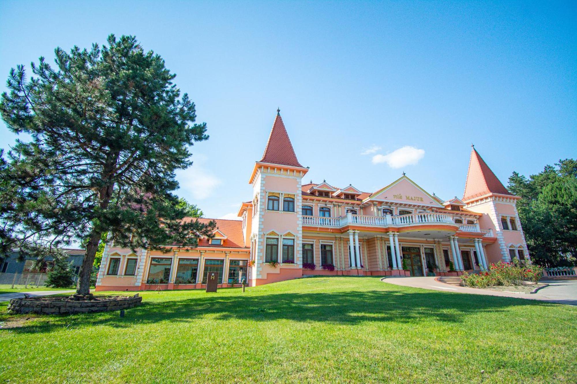 Hotel Villa Majur Subotica Bagian luar foto
