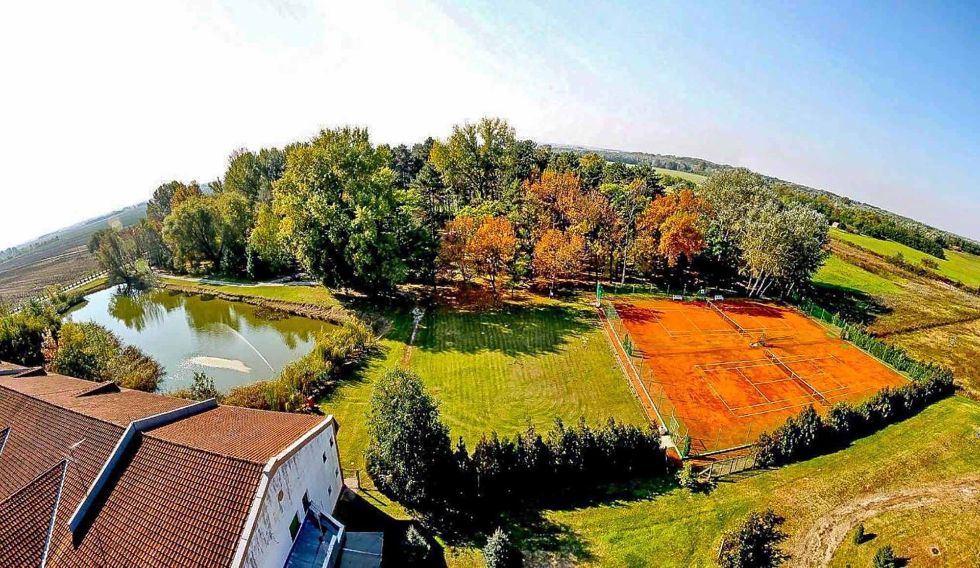 Hotel Villa Majur Subotica Bagian luar foto