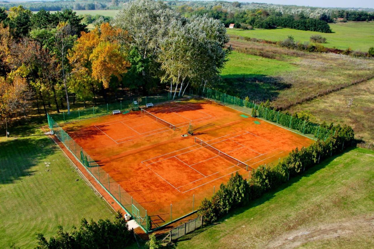 Hotel Villa Majur Subotica Bagian luar foto